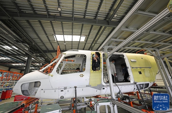 5月19日，在中国航空工业集团天津直升机有限责任公司车间内，工作人员在进行AC332民用直升机的铆接作业。新华社记者赵子硕摄