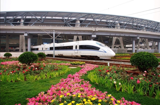 一列京津城际列车从北京南站驶出（资料照片）。新华社发