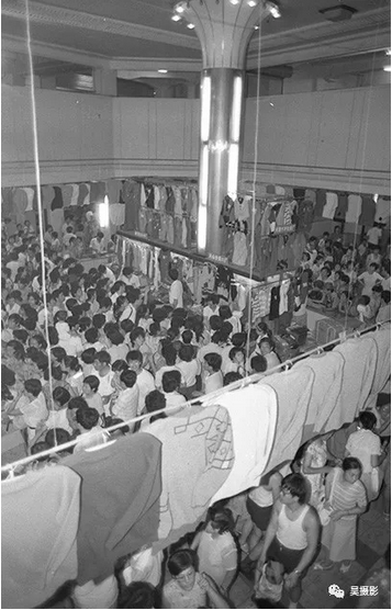1988年8月,劝业场新潮毛衫展销人如潮。陈国兴 摄