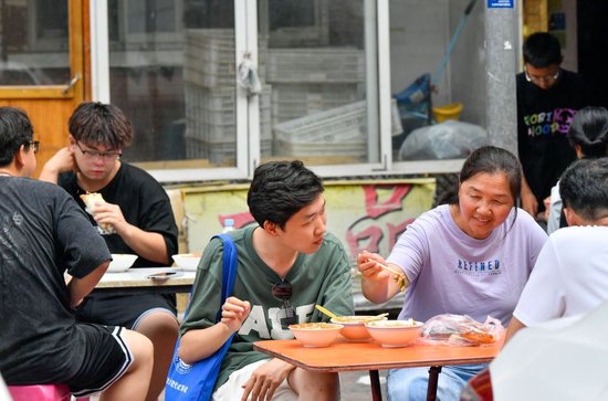 市民、游客正在天津吃早点。新华社记者 孙凡越 摄