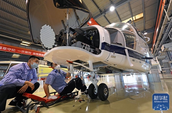 5月19日，在中国航空工业集团天津直升机有限责任公司车间内，工作人员在进行AC312E民用直升机的补装作业。新华社记者赵子硕摄