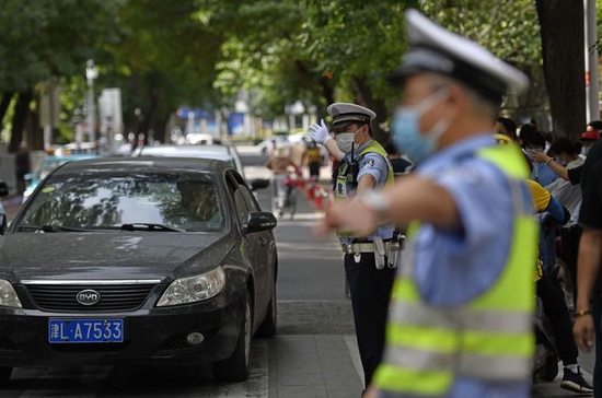 6月7日，在天津市耀华中学考点外，交警在指挥交通。新华社记者 赵子硕 摄