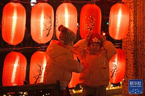 ↑小朋友在中华石园新春民俗灯会赏灯游玩（1月26日摄）。