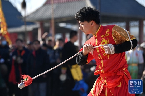 ↑1月31日，汉沟英武少林会在表演武术。
