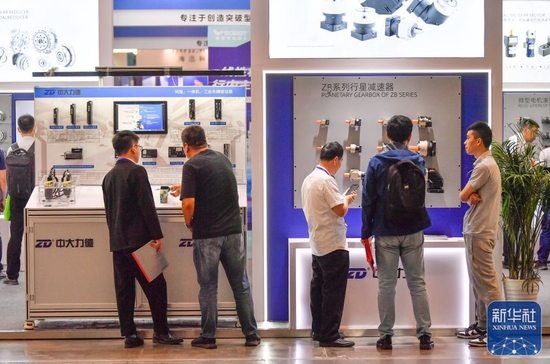 ↑5月8日，观众在天津工博会上参观展出的设备。