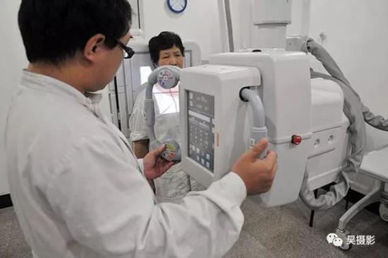 2011年8月,一台直接数字化放射影像系统在本市第三中心医院投入使用。许凯 摄