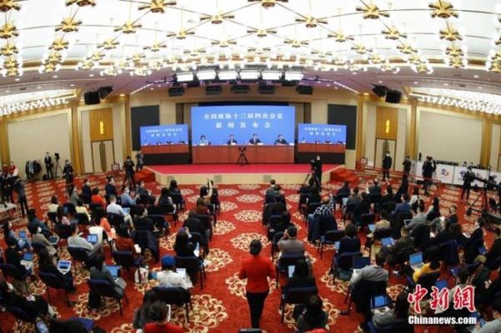 资料图：2021年3月3日，全国政协十三届四次会议新闻发布会在北京举行。中新社记者 杜洋 摄