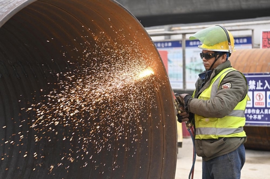 ↑在天津地铁8号线一期工程5标项目南珠桥站施工现场，建设者进行切割作业（2月11日摄）。
