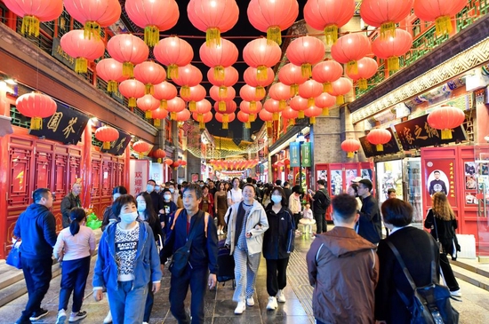 ↑4月29日，游客夜间游览天津古文化街。