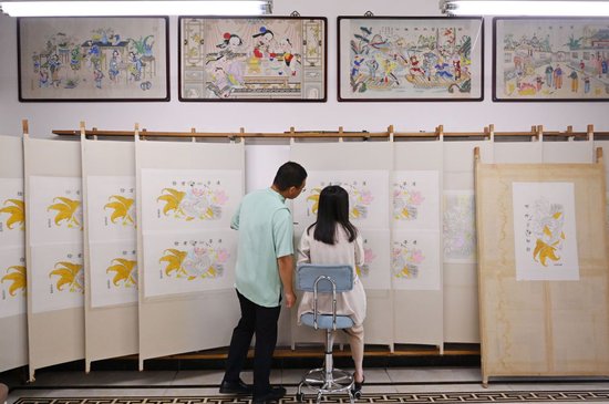 在天津市西青区的杨柳青霍氏古一张画店，霍树林（左）和妻子王丹一起进行彩绘（6月6日摄）。