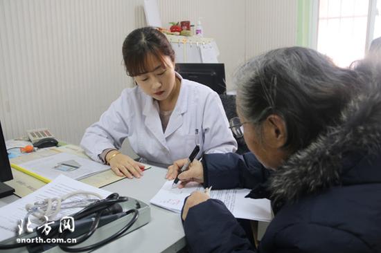 陈方为社区居民办理签约手续