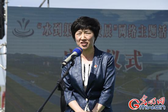 河南省委网信办主任郭岩松介绍出席领导