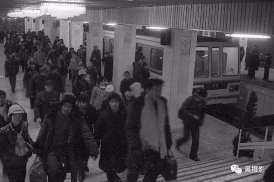 1985年1月,地铁双轨全线通车运营十天。王志贵 摄