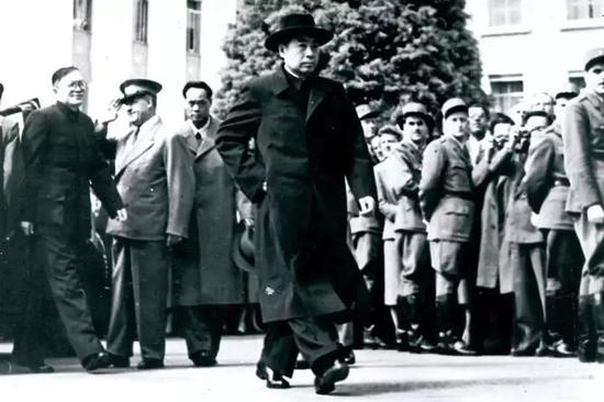 1954年,出席日内瓦会议的周恩来