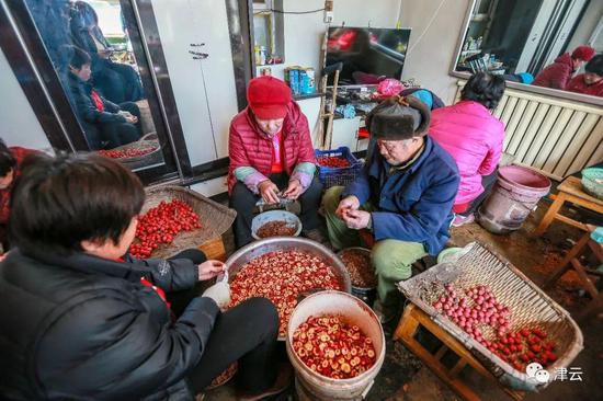 村民们帮助闫长海一家剪红果片