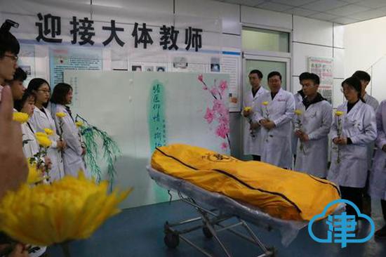 师生向王娅遗体致敬