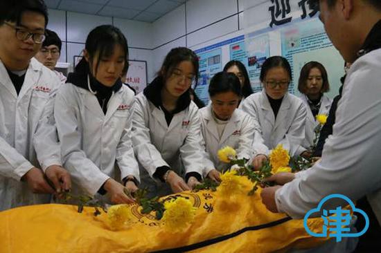 学生向王娅遗体献花