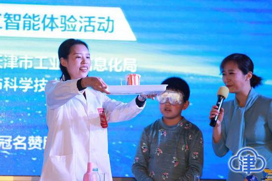 一位10岁的小朋友现场参与互动,体验世界十大科学实验之一《大象牙膏》