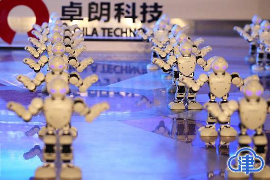 精致的“阿尔法”机器人身形矫健、舞姿优美