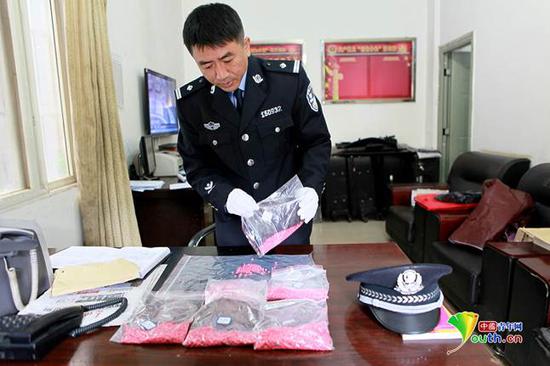 赵林整理缴获毒品。昆明铁路公安局供图