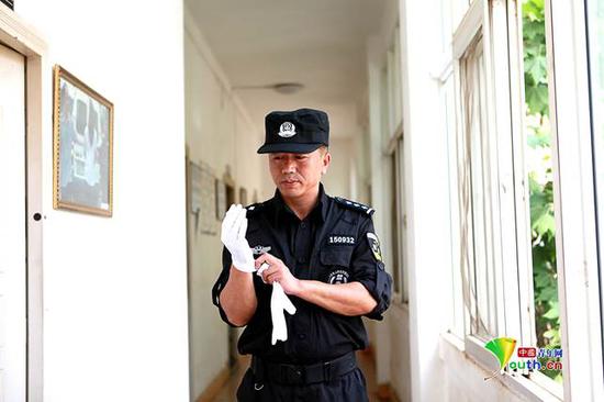 赶去工作的赵林。昆明铁路公安局供图