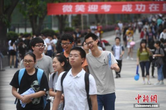 考生面带笑容走出高考考场。 中新社记者 陈超 摄