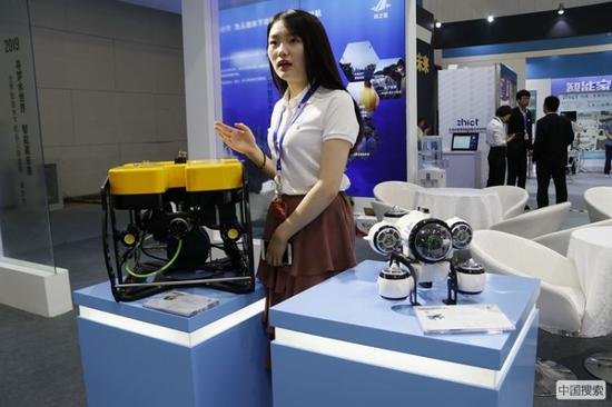 天津深之蓝海洋设备科技有限公司展示白鲨MINI水下机器人。