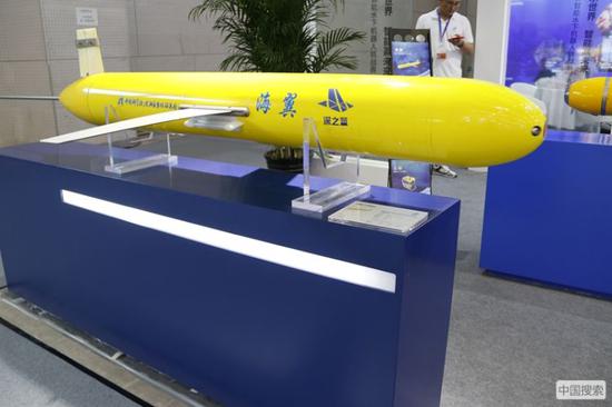 天津深之蓝海洋设备科技有限公司展示“海翼”号水下滑翔机。