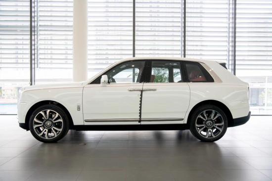 劳斯莱斯库里南SUV 白红精心严谨的设计