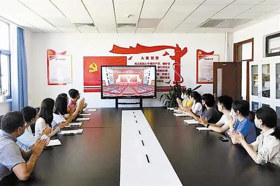 中医药大学师生关注张伯礼校长接受表彰。 刘恩昊 张立摄
