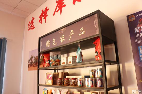 库尔班手工坊中的产品展示(央广网记者 刘阳 摄)