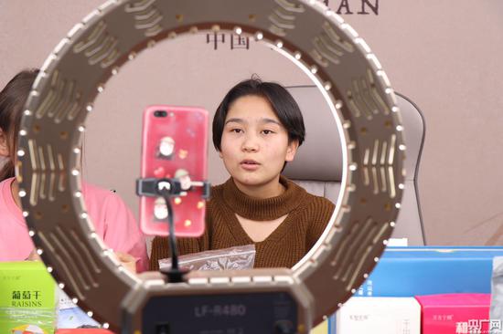 于田县职业技术学校直播课程学生正在进行试直播(央广网记者 刘阳 摄)