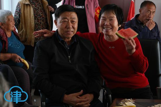2020年10月25日，村会计王绍起和老伴在欢度重阳节会场。王玉甫-摄