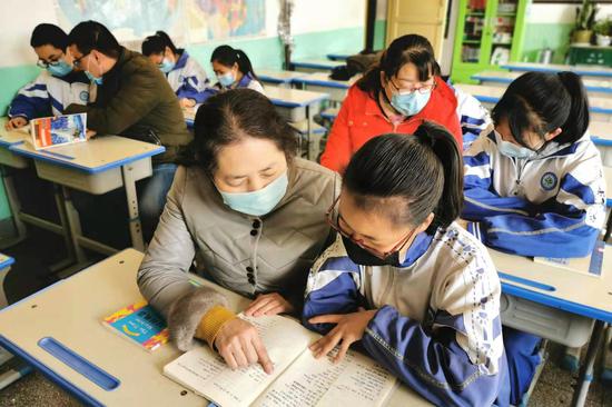 天津援派教师留下的教学方法很受师生欢迎。