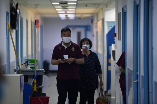 在天津医科大学总医院,患者在夜间门诊准备就医(6月2日摄)。
