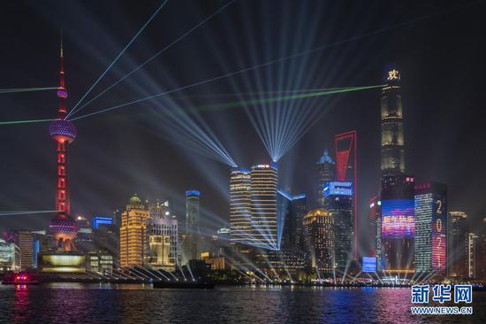 这是在上海外滩拍摄的陆家嘴光影秀（2021年1月2日摄）。新华社记者 王翔 摄
