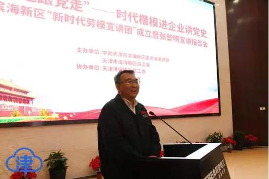 张黎明以“永远跟党走”为主题,为工人们讲了一场生动的党史教育课