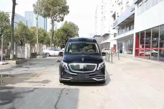 奔驰V260L改装高顶商务车展厅特价现车