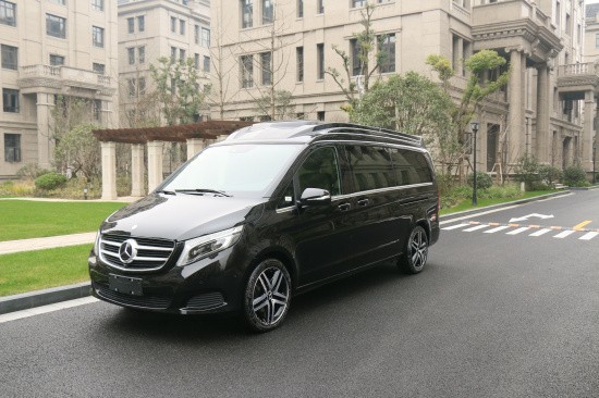 新款奔驰威霆七座MPV高顶全隔断内饰