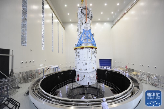 在中国航天科技集团五院天津基地内，天和核心舱正在进行热试验前吊装（资料照片）。新华社发（航天科技集团五院供图）