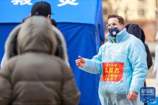 2022年1月，在天津市南开区时代奥城社区核酸检测点，李翰文在引导居民接受核酸检测（资料照片）。新华社发（采访对象供图）