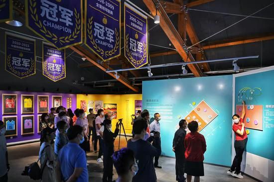 图为嘉宾参观“海河回响—女排精神展” 佟郁 摄