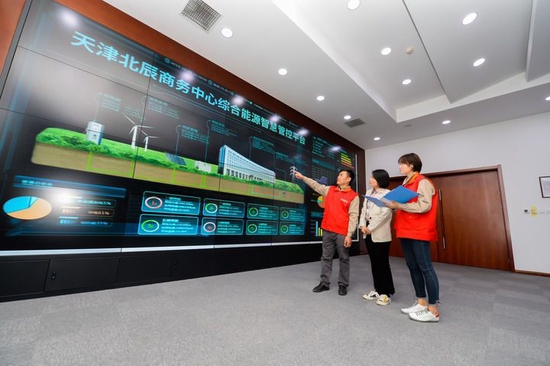 国网天津电力员工巡查北辰商务中心综合能源智慧管控平台运行情况（资料照片）。 受访者供图
