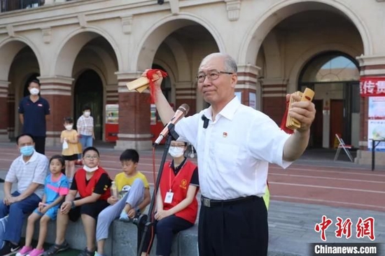 天津干警向群众进行“沉浸式”养老反诈宣传 图为宣传活动现场　天津市委政法委供图