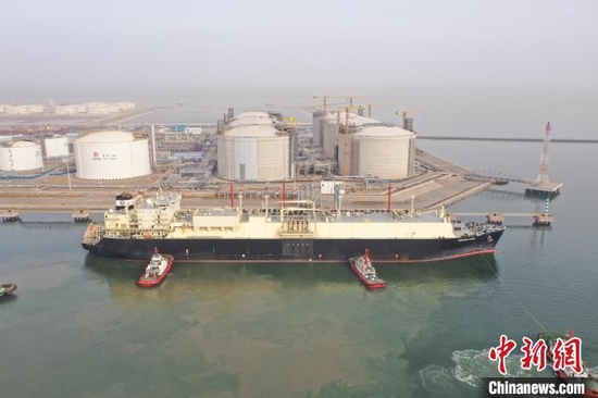 1月7日，LNG船舶“阿尔瓦”轮顺利靠泊天津码头。　天津海事局供图