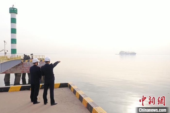 图为海事执法人员正在守护船舶靠泊。　天津海事局供图