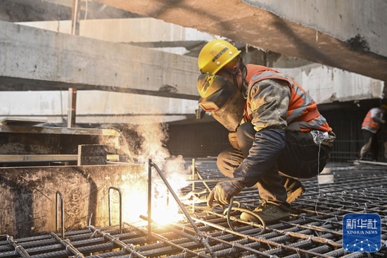 2月11日，建设者在天津地铁8号线一期工程5标项目土城站进行地下焊接作业。
