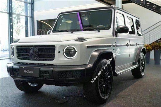 2023款奔驰G500加配暗夜套件的白色现车
