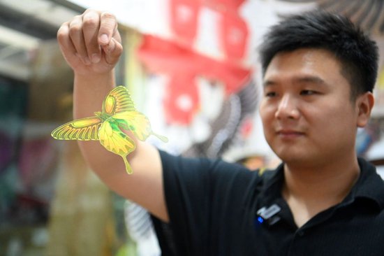 在天津市鼓楼附近的工作室里，魏博文在展示一只造型精美的迷你风筝（6月8日摄）。