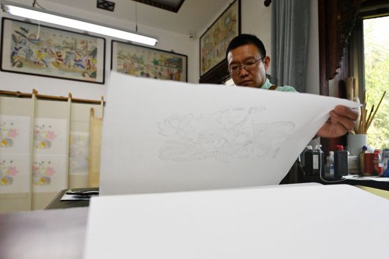 霍树林在天津市西青区的杨柳青霍氏古一张画店印画（6月6日摄）。